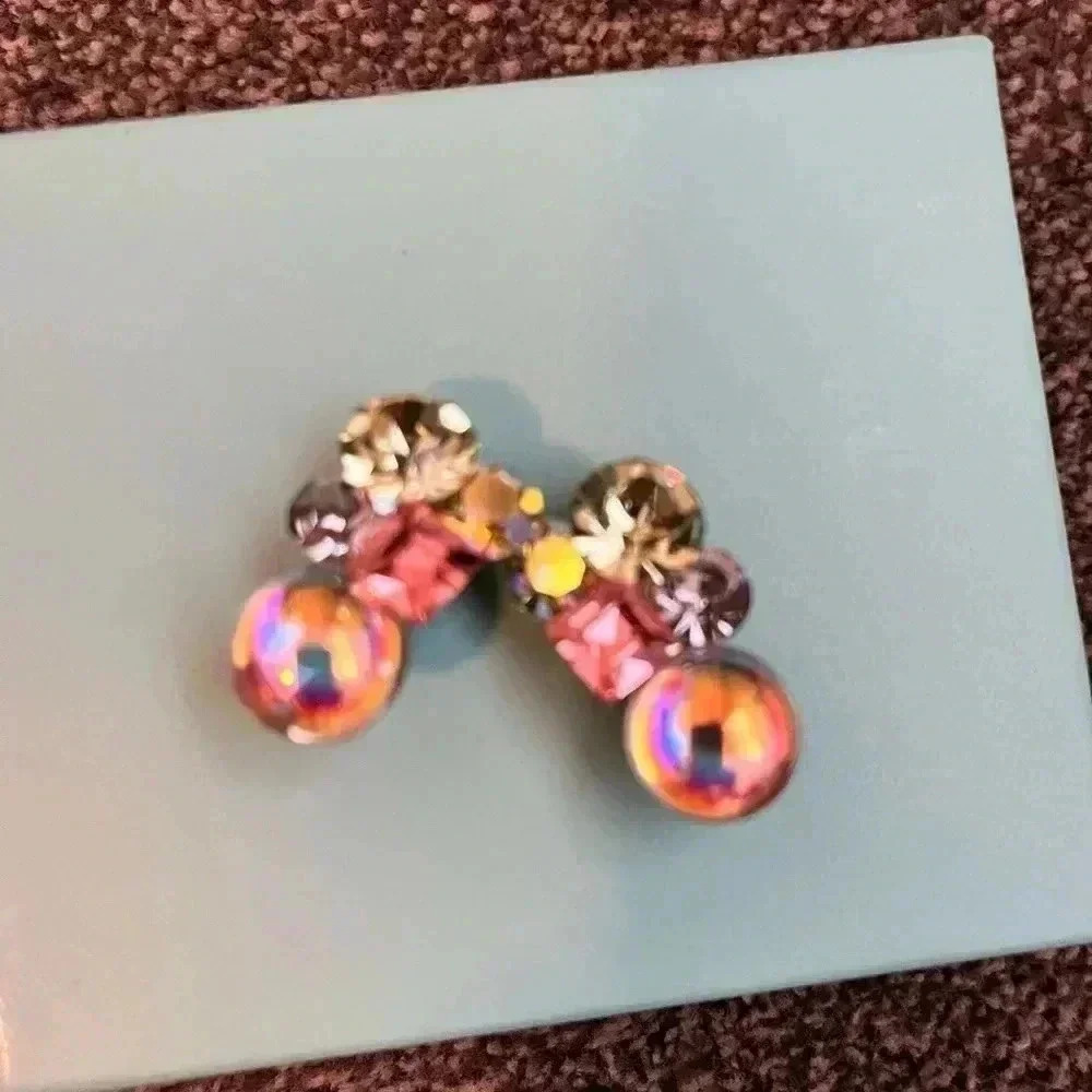 Vintage colored rhinestone earrings. Clip